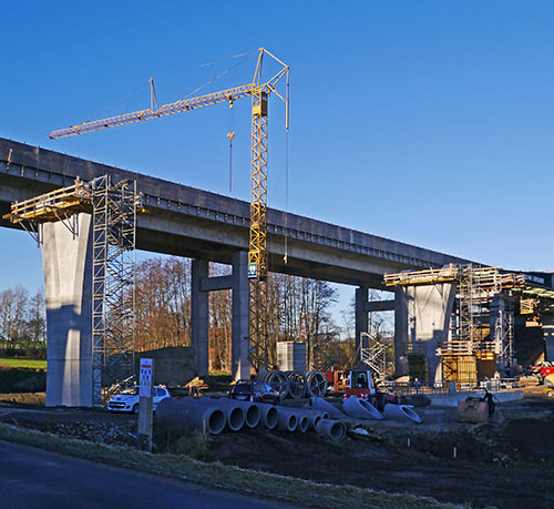 �˹�����ά���ڸ���·�潨��